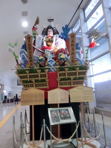 機場內的裝飾山笠(2)